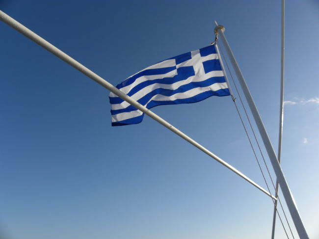 ギリシャの旗。<br /><br />クルーズ船の後ろについてました。<br />かっこいい国旗でうらやましいです。