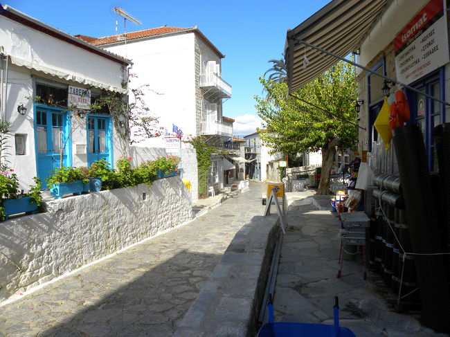 路地裏散策を一通り終えたら、港に近いところまで降りてきて、<br />ショッピングしました。<br /><br />可愛いネックレスとか、小物系。名物ロバタクシーの人形など。<br />あと、白塗りの家のミニチュアとかも、結構良かった。<br /><br />お店によってかなり値段が違うので・・・奥のほうの店だと安くて、港に近い方の店だと高かったです。