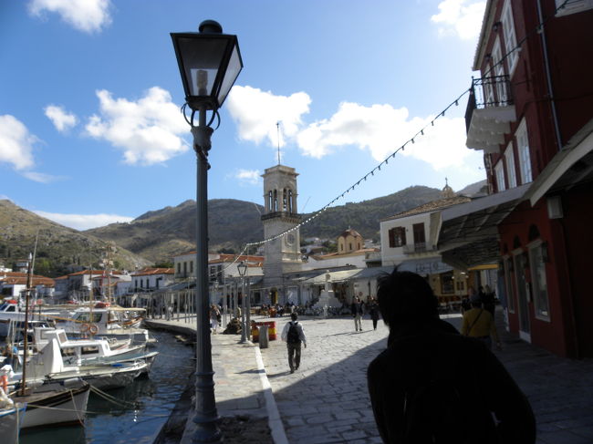 イドラ島の港です。<br /><br />イドラ島・エギナ島・ボロス島の<br />３島のなかで、一番気に入りました。