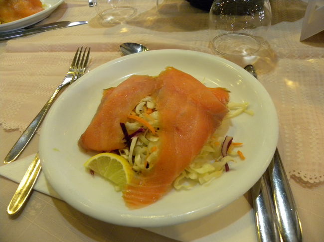 クルーズ船内での食事。<br /><br />サーモンとキャベツ？前菜<br /><br />あと、ポークステーキ<br /><br />最後に、小さいアイスケーキが出ました。<br /><br /><br />次の島に向かう間に食べます。
