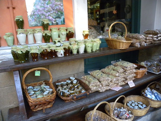 最後にエギナ島です。<br /><br />この島は、なんといってもピスタチオ。<br /><br />ピスタチオ屋さんばっかり。笑<br /><br /><br />大体、１００グラム１．２ユーロが相場だそうです。<br /><br /><br />ここも、やっぱり港近くより、おくまでいったほうが安いお店がありました。<br /><br /><br />