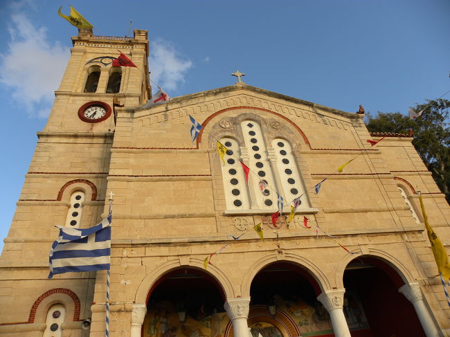 ギリシャ正教会。<br /><br /><br />エギナ島は、イドラ島より、生活臭がします。<br /><br />車とか、バイクとか乗り入れているからっていうのと、<br /><br />なんか、おもちゃやさんとか、ﾁｮｺﾚｰﾄやさんとか、<br />服やさんとか、そういうのがあるからかな。<br /><br /><br />