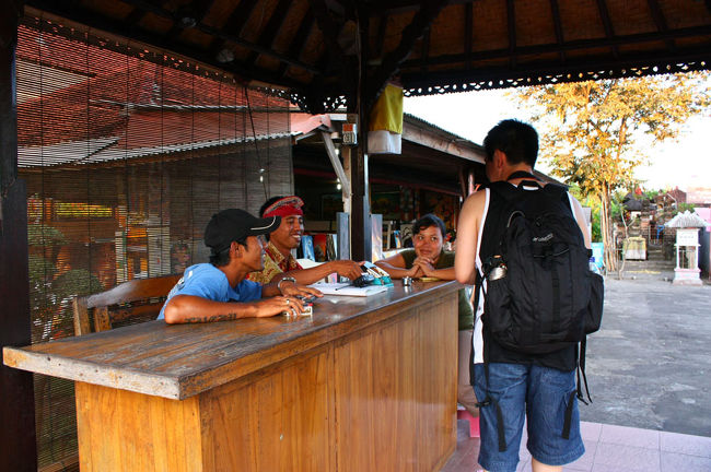 タナロット寺院入口。<br />入場料を支払い、中へ進んでいく。<br />夕陽鑑賞として訪れるなら、サロン等で正装する必要はないみたい。