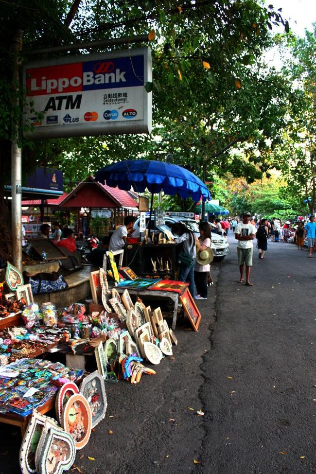 入場料を支払った先に続く参道には様々な店が並んでいて、土産物屋のほかにもクタで見かけるようなブランドのTシャツ店やATMがあったりと、まるで小さな村のよう。