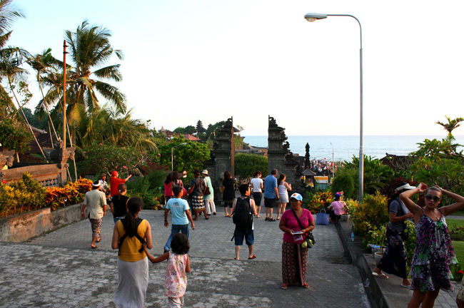 長い参道をまっすぐ歩いて行くと割れ門の先に海が見えて来た。