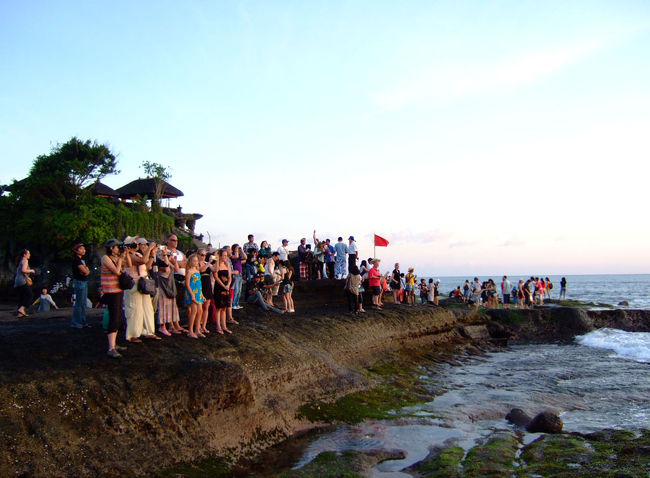 岩場まで降りてみると、大勢の人が夕陽鑑賞のため集まっていて大混雑(笑。