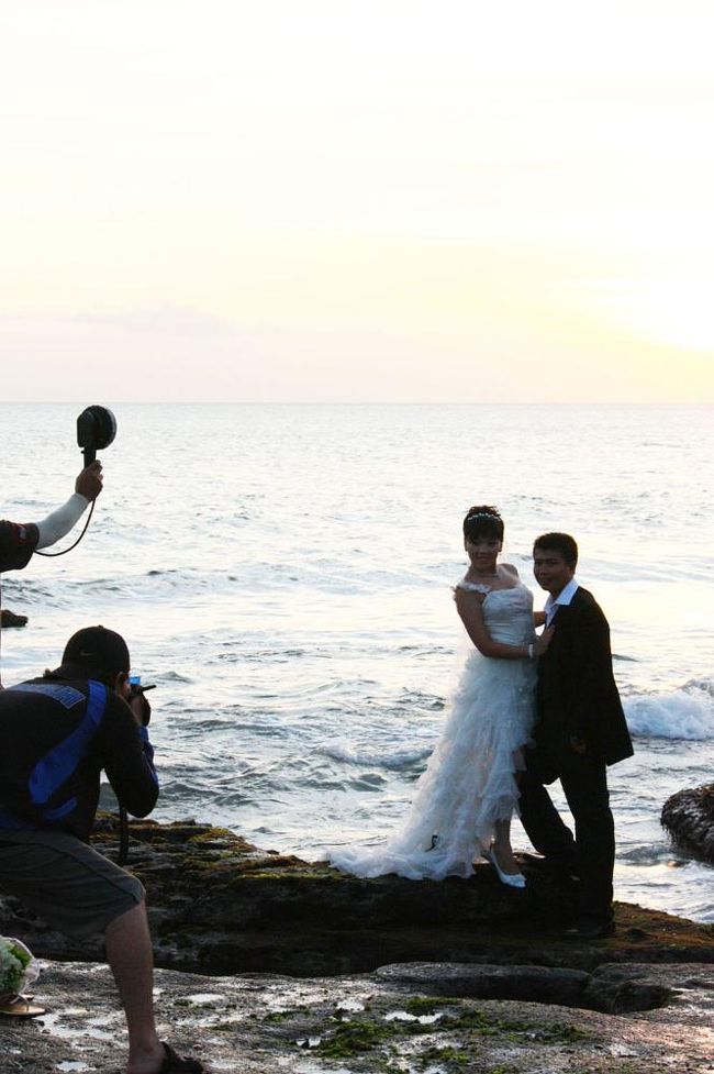波打ち際でウェディングフォトを撮影中の観光客カップル。<br />ポーズの決め方が激しく、思わず見入ってしまった。