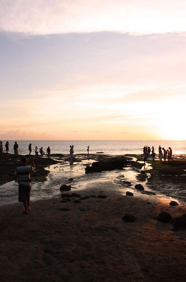 ゆっくり、ゆっくりと空の色が淡く染まり始める。<br />