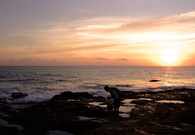 抜けるような青空はやがて、強いオレンジ色へと移り変わり…