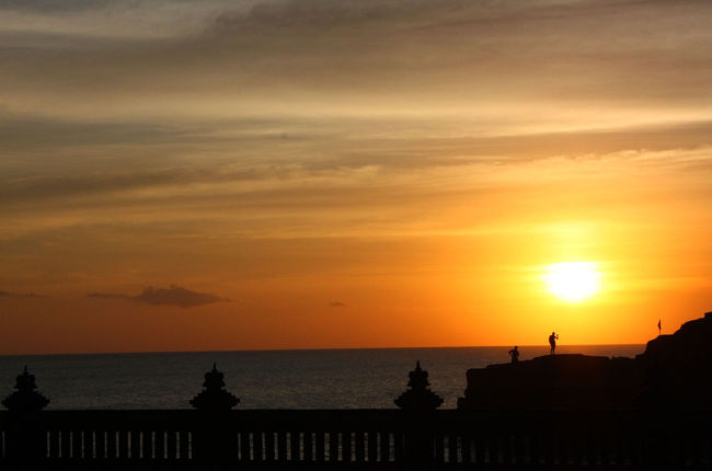 ボンヤリした大きな太陽が地平線との距離を縮めていく。