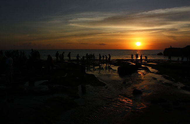 太陽が地平線の彼方へ姿を消す直前…人々の姿は完全なシルエットに変わり、海はキラキラと輝きを増した。