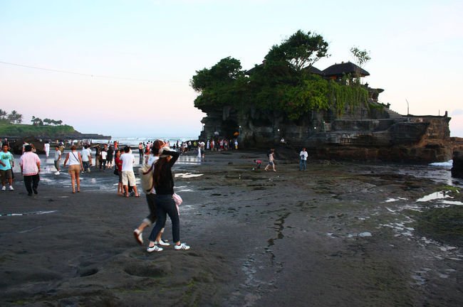 日が沈んだ西側とは逆に、まだ明るさを感じるタナロット寺院がある南側。<br />人の流れが一定方向に進んでいるのでついて行ってみる事に。