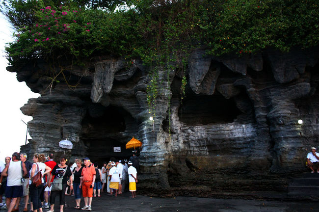 ここは通称：ロックテンプルとも呼ばれ、神聖な場所なのでヒンドゥー教徒以外立ち入りが許されていないけど、寺院の真下の洞窟で行列が出来ていた。