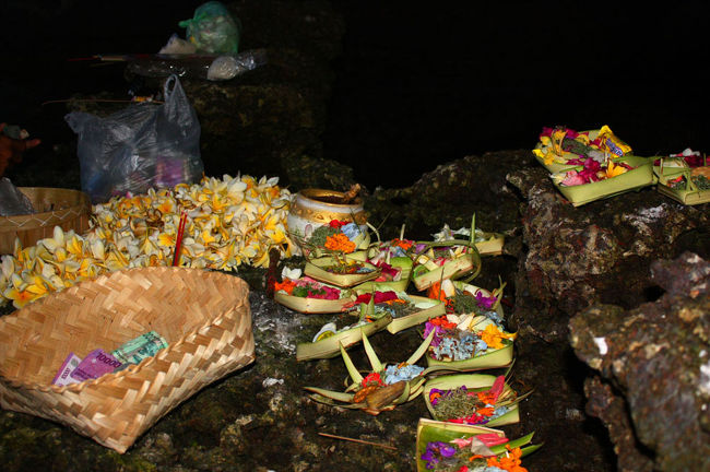 わからないまま並んでみると、沢山のチャナンとプルメリアの花が置いてあり…