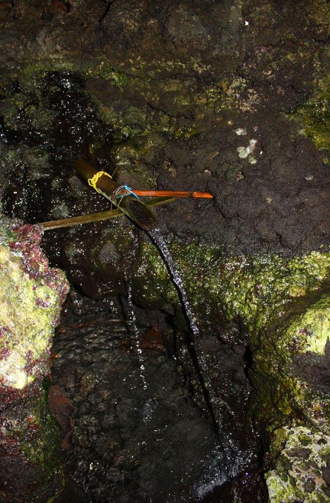 その脇には、洞窟内から湧き出た水がコンコンと流れていた。