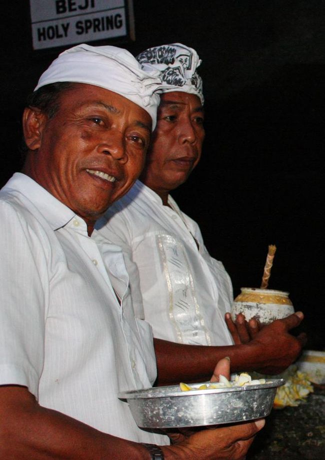 彼らはタナロット寺院の僧侶。<br />観光客にも聖水を振りかけ、額に米を貼り、耳にはプルメリアの花を付けて祝福してくれる。<br />みな、少額のお布施を渡していた。