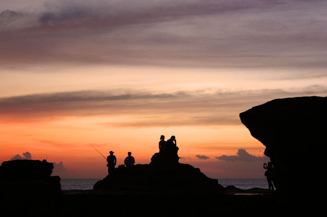 南側の海も優しい色のグラデーションに包まれ始め、１日の終わりを告げていた。