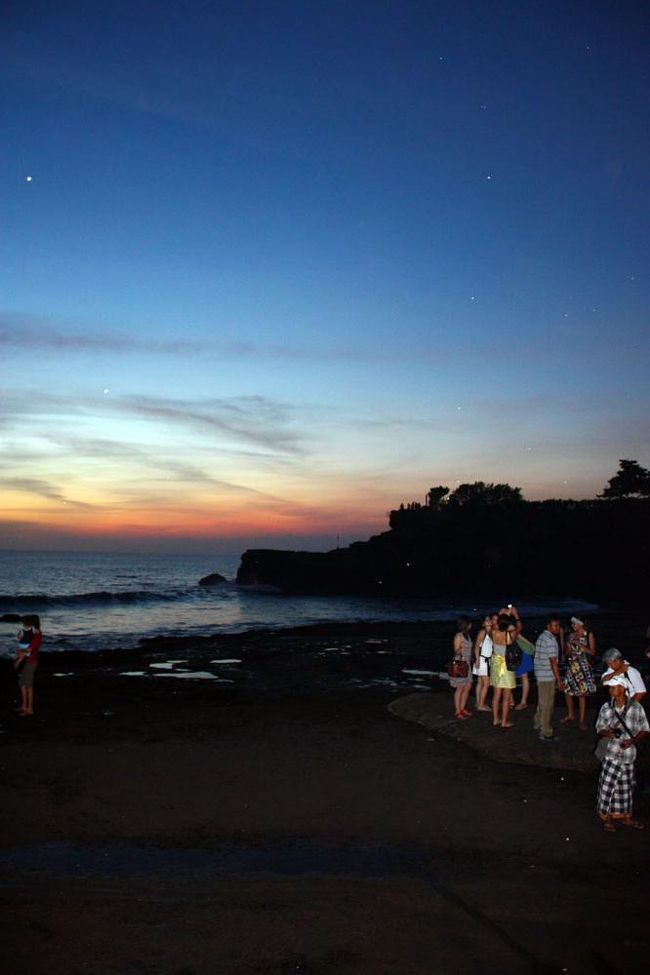 写真を拡大すると、空に白く点々と写っているのは満天の星！<br />思わず声を上げたくなるくらい素晴らしくて、いつまでも眺めていたかったけど、足もとに気をつけながら車に戻りHOTELへ。