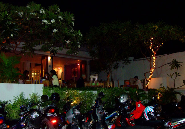 荷物を置いて向かった先は、パドマ通に面したイタリアンレストラン“KETUM BAR”。