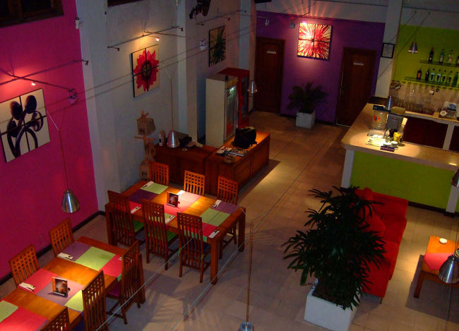 テラス席(１階＆２階)と室内から選べ、室内は吹き抜けになった広い空間が広がり、インテリアも素敵だった♪<br />私たちは２階のテラス席を選択。