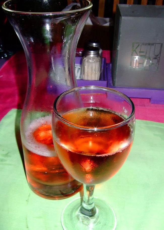 【Hatten Wine ロゼ（ハーフサイズ)】70.000Rp<br />バリ島最後の夜なので、バリ産ワインをボトルでオーダーしようとしたら、なぜかハーフボトルの方がお値打ちだったので２回頼むことに(笑。<br />