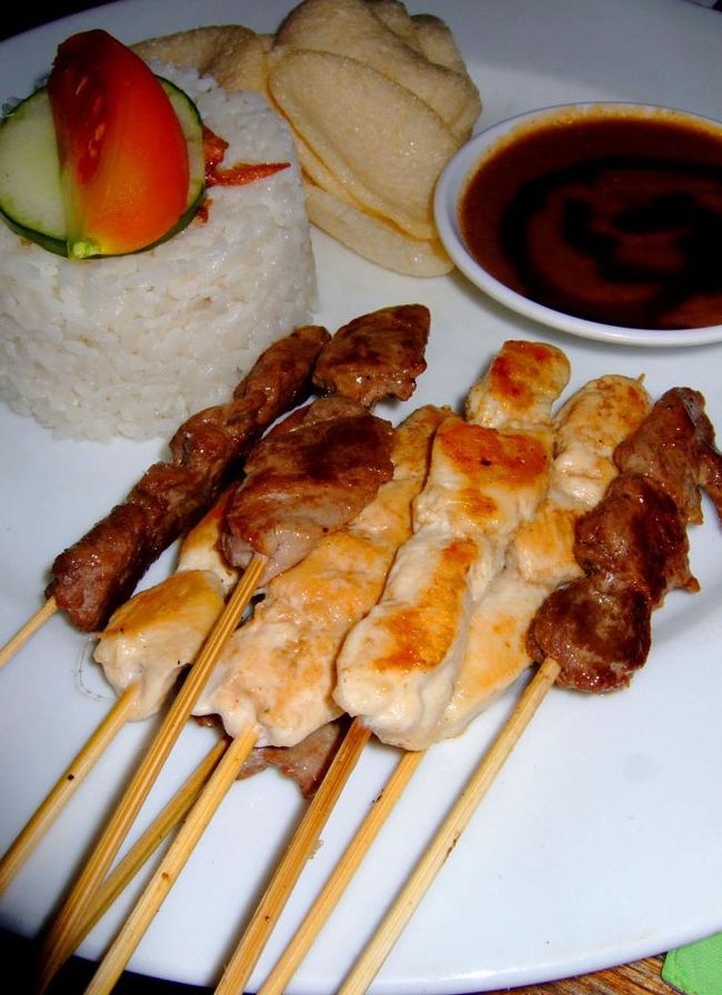 【チキン＆ビーフMIXサテ】52.000Rp<br />毎日食べても飽きないサテは、何度食べても美味しい。