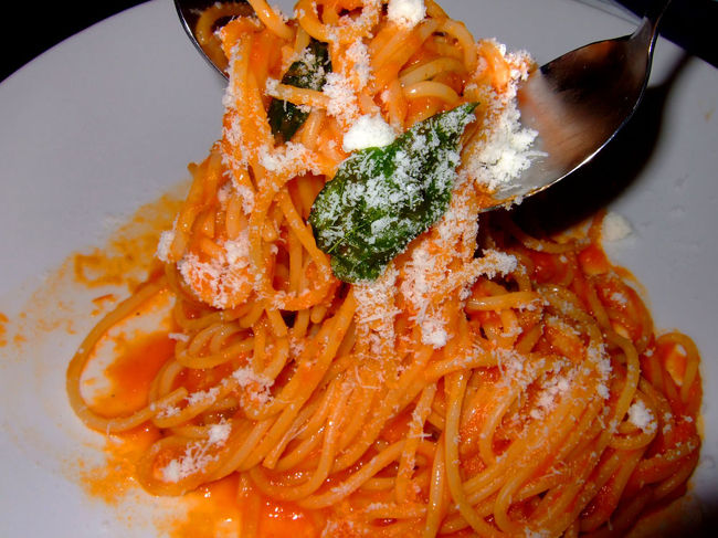 【トマト＆バジルのパスタ】39.000Rp<br />このパスタが本当に美味しくて、ワインのペースもぐんぐん上がる！<br />