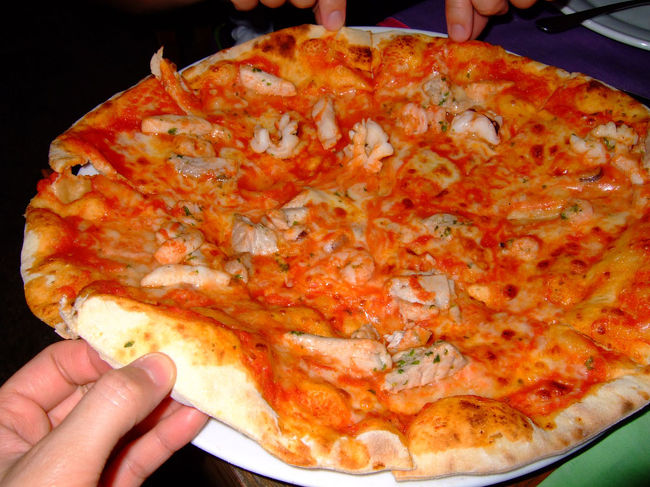 【ペスカトーレピザ】50.000Rp<br />熱々のとろとろチーズがたまらない♪シーフードがたっぷり乗ったピザ。<br />これも間違いなく最高！<br />バリ島最後の夜に、今回の旅行中の食事で１番お気に入りの店を発見してしまい、合計：294.000Rpだった。<br />明日の早朝にバリ島を離れ、その後トランジットを利用して初シンガポール観光する予定。<br />正午にはシンガポールに着いて出発は同日深夜だから、時間はたっぷり♪<br />続きは13へ。