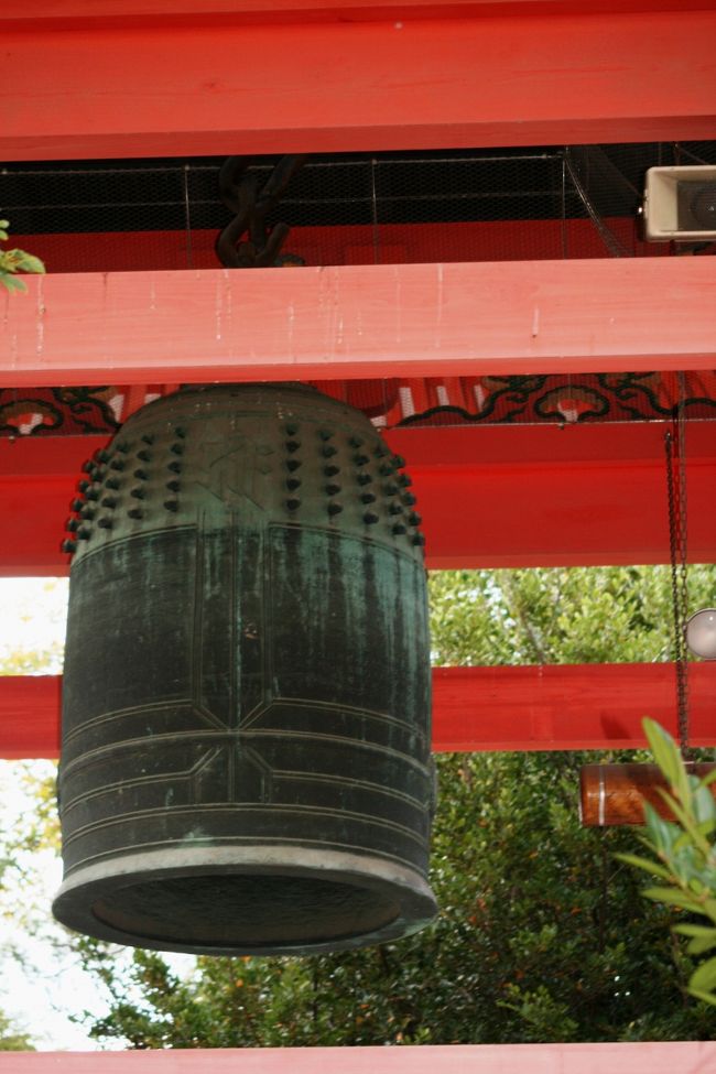 鐘楼の鐘のアップ光景です。鐘楼は大した建物ではありませんが、梵鐘は県の文化財に指定されています。建武4年(1204年)3月20日の銘がある鎌倉時代の製作です。