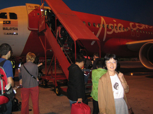 シェムリアプ行きのエアアジアはクアラルンプールのLCC-T（格安航空機用空港）を7:00発なので、当日は、3:00にホテルをチェックアウト、4:00KLセントラル発のバスに乗った。<br />エアアジアは初めてなので少々緊張したが、普通の航空会社よりも能率が良さそうであった。