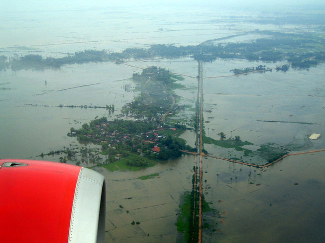 雨期が終わって間がないせいだろうか、空港近くで見たのは水浸しの景色。