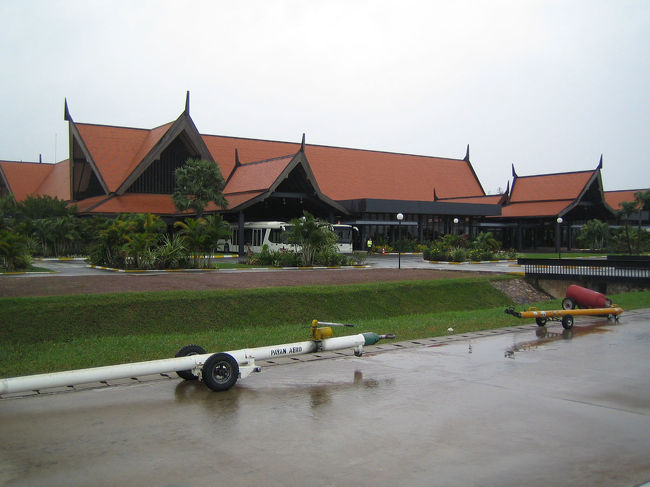 2時間でシェリムアプに到着。e-ビザを持っていたので入国はスムース。頼んでいたトゥクトゥクでホテル（ゲストハウス）へ。