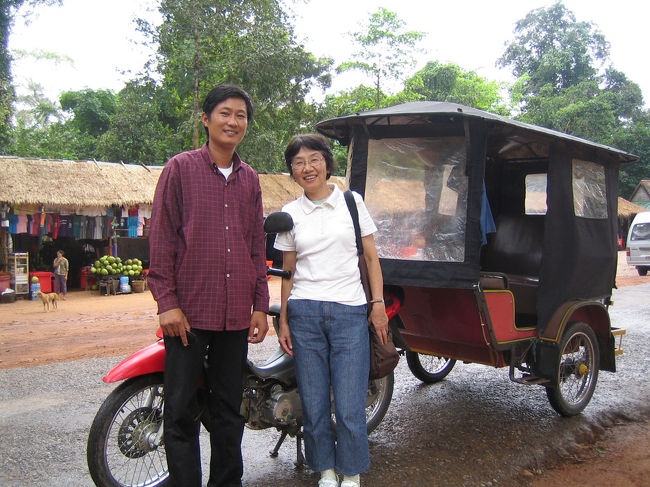ホテルで丁寧な説明を受け、少し休んでから、小回りコースの観光に出発。回る遺跡は決まっているが、各遺跡の入口でこちらが出てくるのをトゥクトゥクが待っていてくれる。時間にせかされず、自分のペースで見学できるのが良い。
