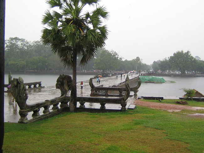 最初はアンコールワット。雨が降ったりやんだりのせいか、見学者やうるさいと聞いていた物売りも少ない。