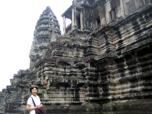 レリーフやデバター（女官の浮き彫り）、建物に圧倒される。第三回廊が修繕中で入れないのが残念。