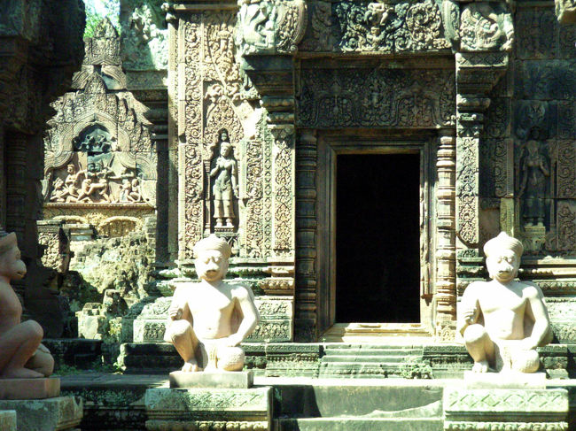 大回りコースを外れ、20kmほど離れたバンテアイ・スレイヘ。さすがにここの浮き彫りは見事。