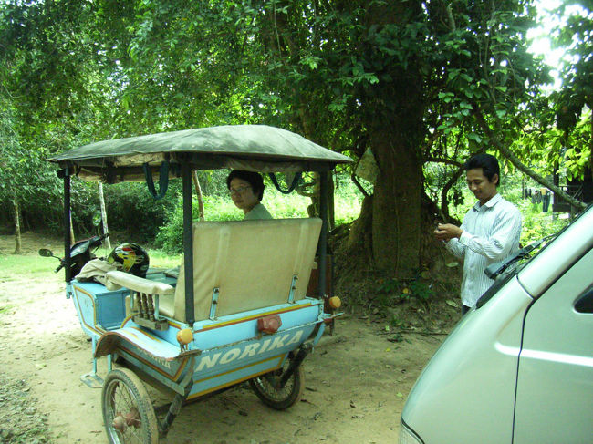 今日も7時間くらい見て回る。昨日と違い晴れたので暑い。日陰にはいるとすっとするが、太陽の光はとても強い。