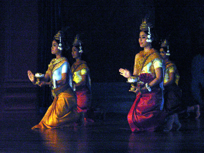 夜は、ホテルで予約して貰ったアプサラ　ダンスを見る。バイキング形式のカンボジア料理を食べおわる頃からダンスが始まった。思い切りそらせた指の動きと片足を後ろに跳ね上げたようなポーズが特徴。衣装はきらびやか、女性は美しい。