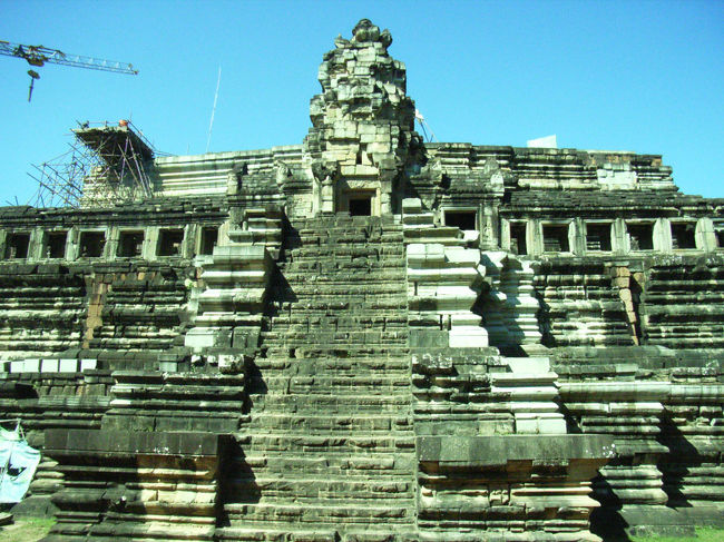 今日はホテルの自転車を借りてアンコール・トムを見学。借りた自転車がおんぼろで11キロを1時間近くかかる。しかも尻が痛い。<br />アンコール・トムは3キロ四方くらいの広さがあり、そこに遺跡が点在している。