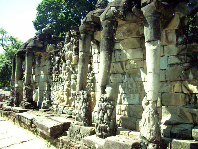 像のテラス。<br />今日も暑いが、トゥクトゥクを待たせているわけではないので気が楽、のんびりと回る。