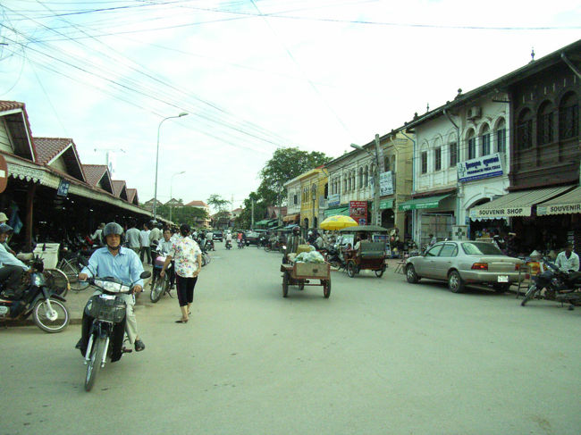 最後の1泊は少し良いホテルと言うことで、午後からホテルを移動する。荷物を置いて近くのオールドマーケットへ繰り出す。<br />地元の市場の回りに観光客用の土産物屋やレストランが並んでいる。