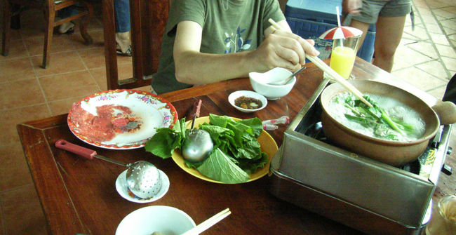 夕食はカンボジア鍋。肉団子とタマネギが基本で、それに豆腐、肉、茸、野菜などを追加注文する。