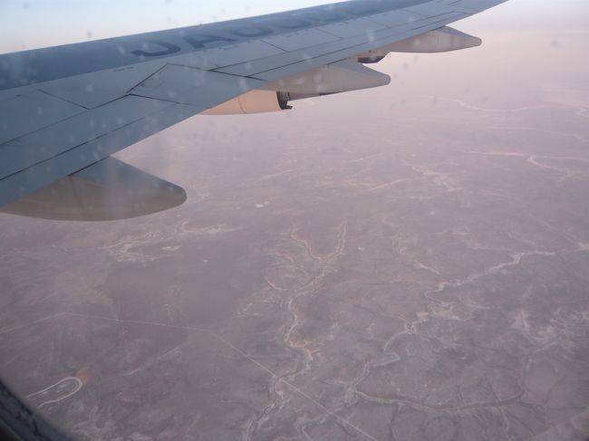 シベリア上空！一直線の道路があるってことは、こんな偏狭の地に人が住んでるってことなんだね！<br />コレが見れるなら窓側がよかったかも♪