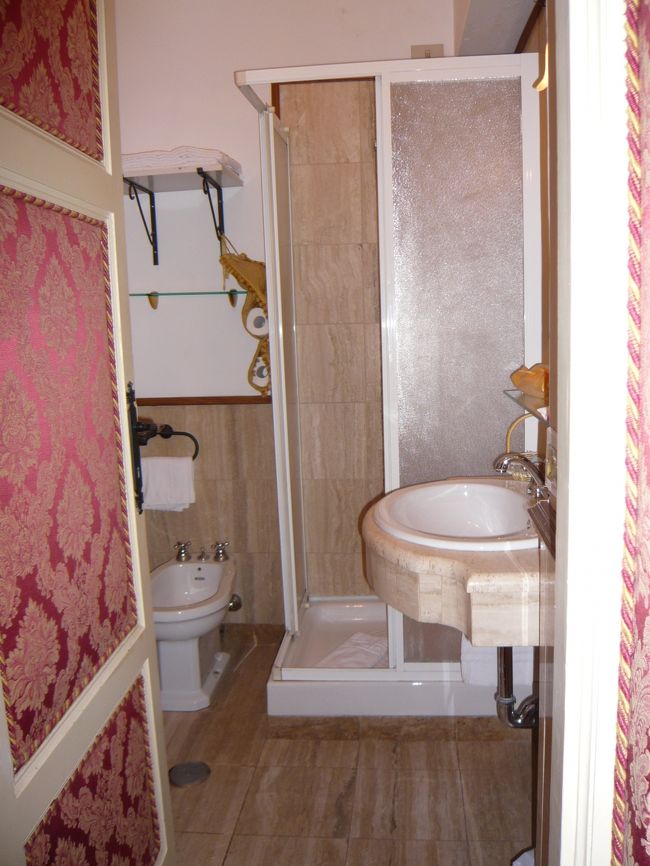 ３階37号室<br />バスルーム<br />シャワーの水の出は、痛いくらいに出るし（水圧の調節可能）熱いお湯もちゃんと出る♪