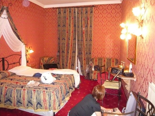 部屋・・・天井高いし、広かった<br /><br />スタッフのみんな明るかったので、雰囲気がよかった！宿泊客は、ほとんど英語圏か、イタリア人、それに日本人のAnnaとママ２人だけ。