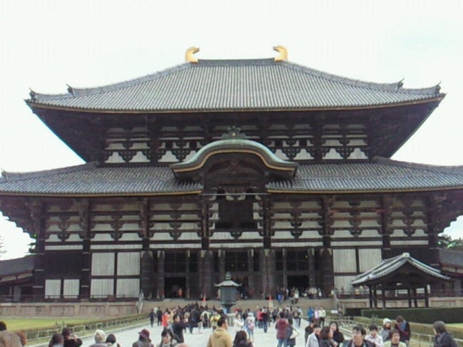 大仏殿…修学旅行生が、いっぱいで、ガイドさんもいっぱいで、賑やかでした。