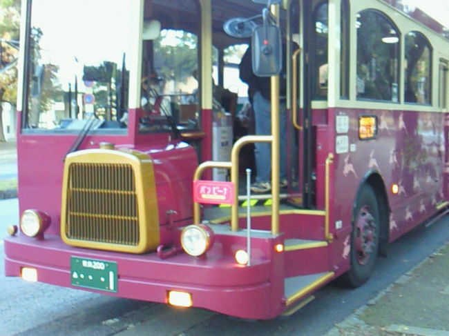 かわいいバスが、走っていました。