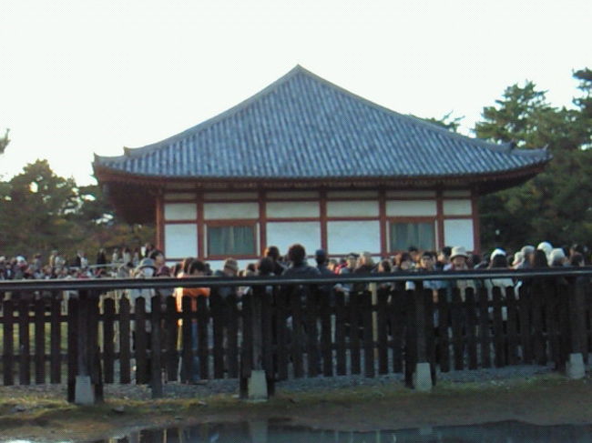 興福寺に到着。長蛇の列です…待ち時間１２０分になっていましたが、７５分程で入ることが出来ました。<br />