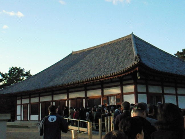 興福寺、朝９時半で、９０分待ちになっていました。