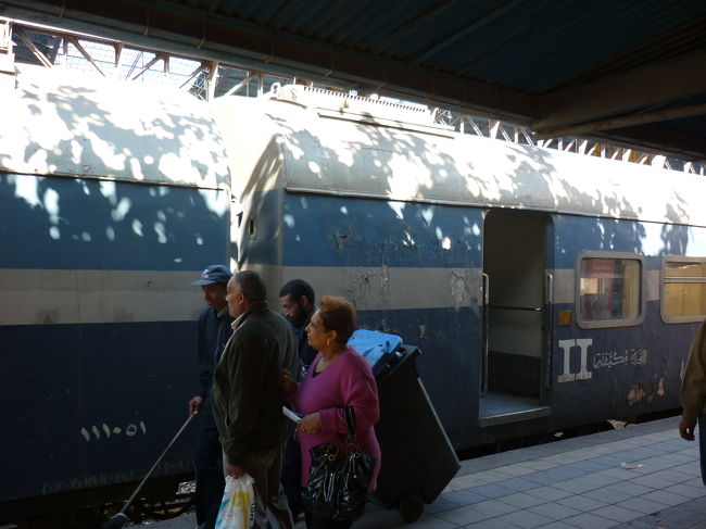 カイロ駅から一気にアスワンまで行きます。<br />車内で一緒になった、日本人とカナダ人とワイワイ楽しく過ごしました。